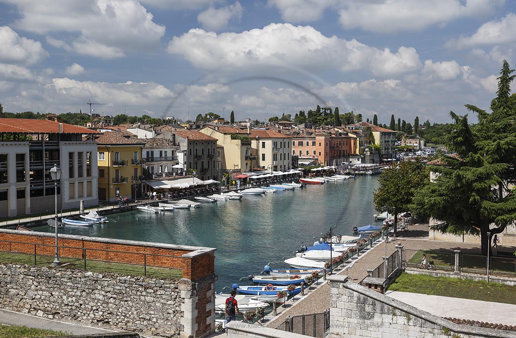 Peschiera del Garda, Blick in den "Canale di Mezzo"; Peschiera del Garda, view to the "Canala di Mezzo".