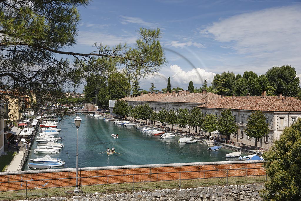 Peschiera del Garda, Blick in den "Canale di Mezzo"; Peschiera del Garda, view to the "Canala di Mezzo".