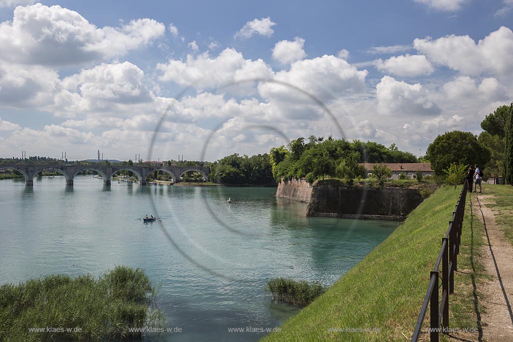 Peschiera del Garda, Blick auf die Feste mit dem Fluss "Mincio"; Peschiera del Garda, view to the fortress with the lake "Mincio".