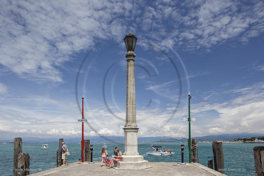 Peschiera del Garda, Hafenmole mit Leuchtturmmast; Peschiera del Garda, harbour mole with lighthouse mast.