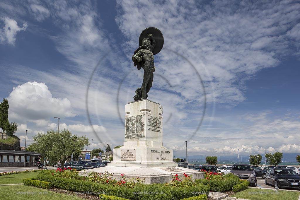 Peschiera del Garda, Blick auf das Monument "Monumento ai Caduti"; Peschiera del Garda, view to the monument "Monumento ai Caduti".