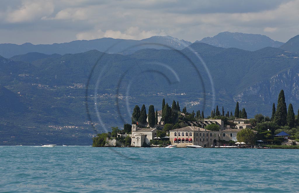 Punta di san Viglio vom Garasee aus gesehen, Panorama mit Bergkette im Hintergrund, Seeseite; Punta di san Viglio from seaside, panoraa with mountain chain in the background