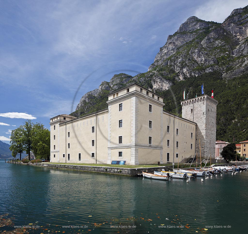 Riva del Garda, Stadtburg Rocca, Wasserburg aus dem 12.Jjahrhundert mit Fischerbooten vor Bergmassiv; Riva del garda, the Rocca, a moated castle of 12th century with fishing boats and a rock mass in the background