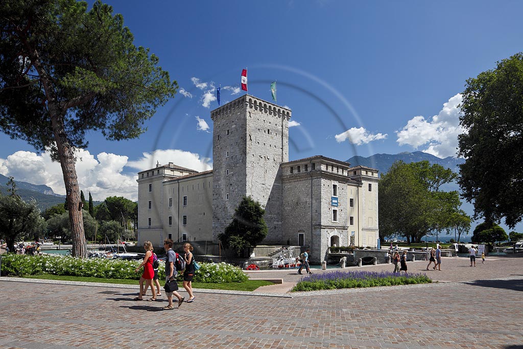 Riva del Garda, Stadtburg Rocca, Wasserburg aus dem 12.Jjahrhundert mit Fussgaengern, Passanten; Riva del garda, the Rocca, a moated castle of 12th century with passersby