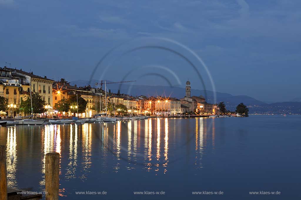 Salo, Blick von der wohl schoensten und laengsten Uferpromenade das Gardasees zur Stadt mit dem einzigen Dom am Gardasee, dem Santa Maria Annunziata, im Hintergrund das Monte Baldo massiv zur blauen Stunde; Salo view onto Salo with the beatiful promanade, city with dome St. Maria Annunziata, and Monto Baldo massduring blue hour.