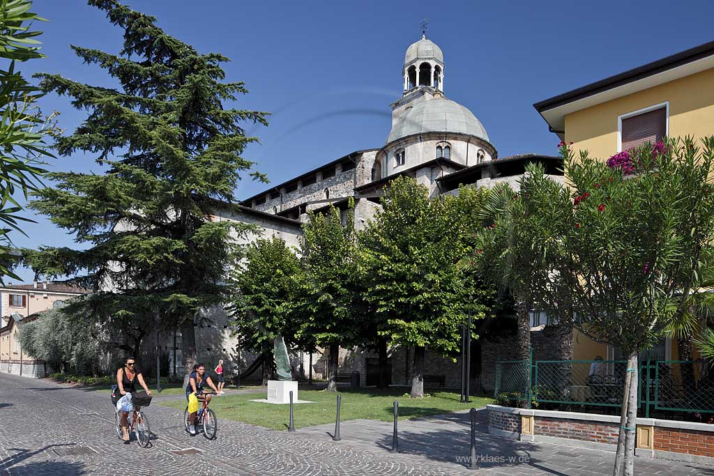 Salo, Blick zum einzigen Dom am Gardasee, dem Santa Maria Annunziata, Fahradfahrereinnen im Vordergrund; Salo view onto the dome St. Maria Annunziata, bikers in the front of picture.. 