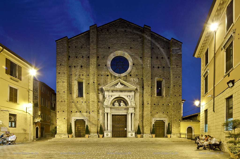 Salo, Blick zum Hauptortal des einzigen Domes am Gardasee, dem Santa Maria Annunziata, zur baluen Stunde; Salo view onto Salo the main portal side of the dome St. Maria Annunziata during blue hour. 
