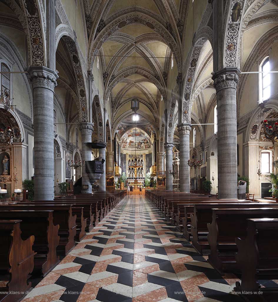 Salo, Blick in den einzigen Dom am Gardasee, dem Santa Maria Annunziata, Richtung Chor mit Altar, Innenaufnahme; Salo interior view of the dome St. Maria Annunziata. 