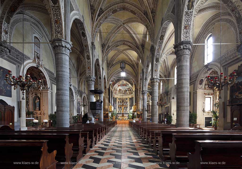 Salo, Blick in den einzigen Dom am Gardasee, dem Santa Maria Annunziata, Richtung Chor mit Altar, Innenaufnahme; Salo interior view of the dome St. Maria Annunziata. 