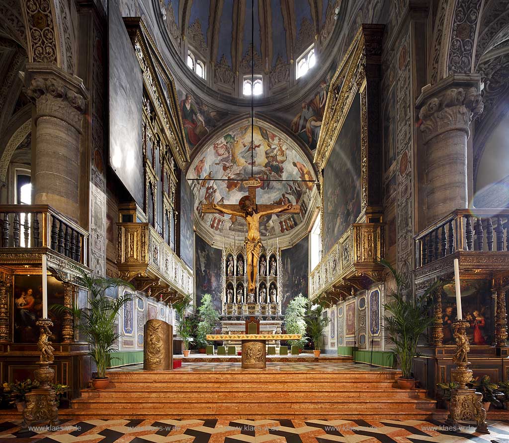 Salo, Blick in den einzigen Dom am Gardasee, dem Santa Maria Annunziata, Richtung Chor mit Altar, Innenaufnahme; Salo interior view of the dome St. Maria Annunziata. 