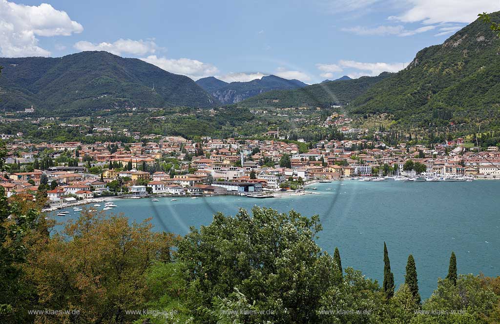 Salo, Blick ueber die Bucht zur Stadt mit Uferpromenade und dem Berg Monte San Bartolomeo; Salo, view over the bay to Salo with its promenade and the mountain Monte San Bartolomeo