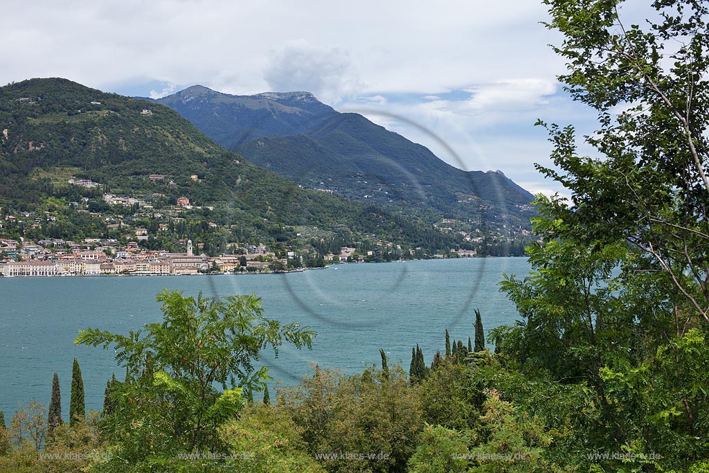 Salo, Blick ueber die Bucht zur Stadt mit Uferpromenade und dem Berg Monte San Bartolomeo sow wie dem dahinter liegenden Monte Pizzocolo; Salo, view over the bay to Salo with its promenade and the mountain Monte San Bartolomeo and Monto Pizzocolo in the background, right side