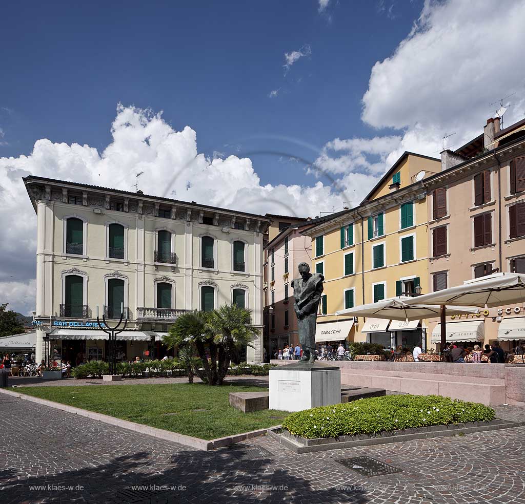 Salo, Piazza Guiseppe Zenardelli mit der Skulptur des Guiseppe Zenardelli; Salo oldtown, pizza and sculpture Guiseppe Zenardelli.