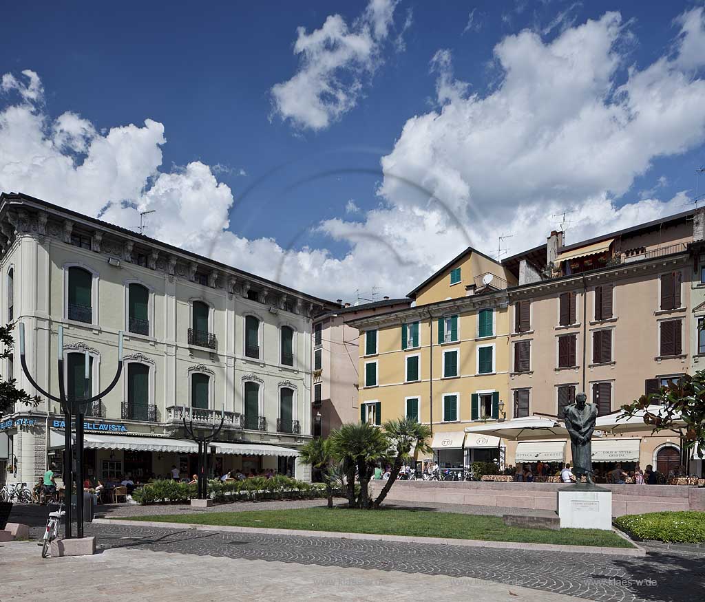 Salo, Piazza Guiseppe Zenardelli mit der Skulptur des Guiseppe Zenardelli; Salo oldtown, pizza and sculpture Guiseppe Zenardelli.