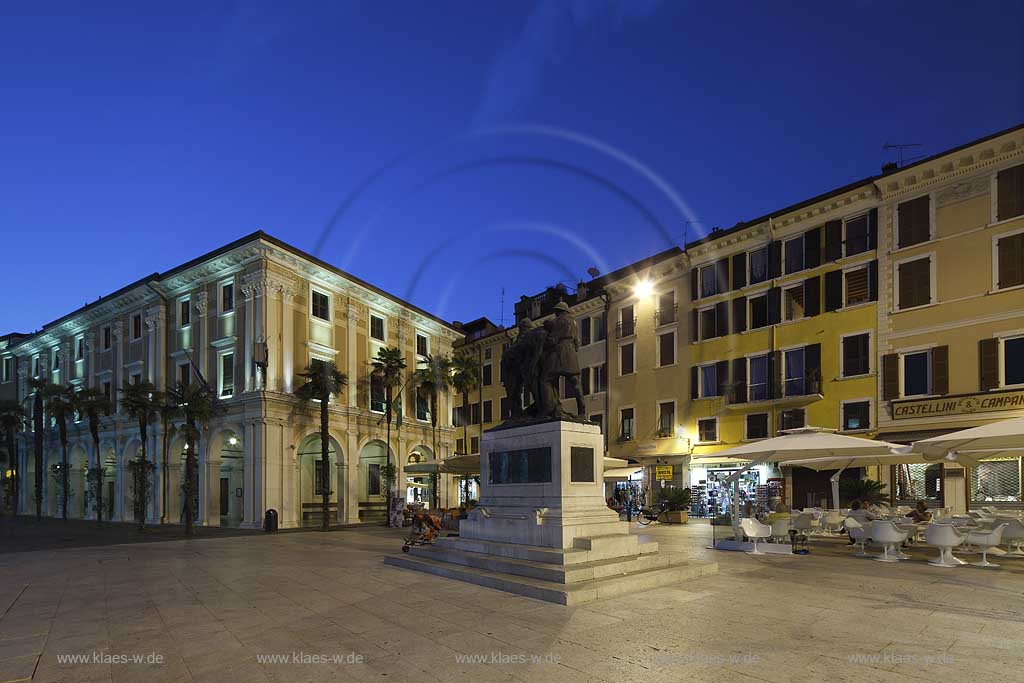 Salo, Piazza Guiseppe Zenardelli mit der Skulptur des Guiseppe Zenardell zur blauen Stundei; Salo oldtown, pizza and sculpture Guiseppe Zenardelli during blue hour..