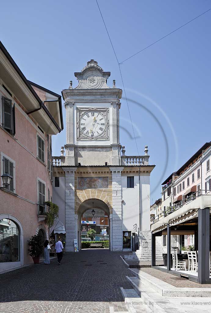 Salo, Uhrenturm mit ehemaligem Stadttor Porta dell Orologio aus dem 15. Jahrhundert; Salo, clocktower with towngate Porta dell Orologio, 15th Century.