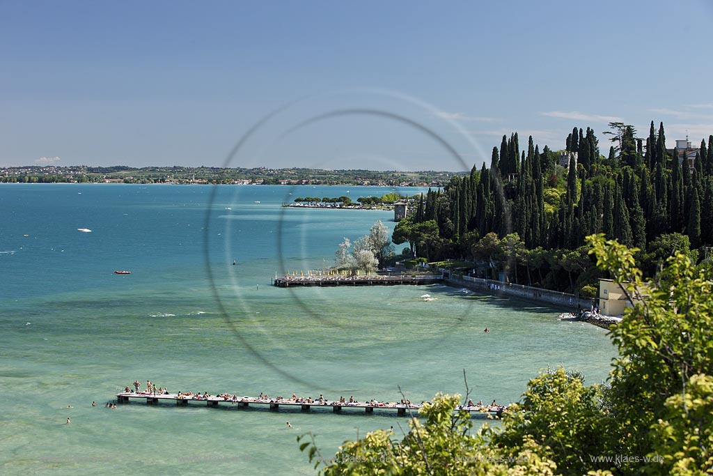 Sirmione, Blick auf Gardasee mit Badebucht, Badestrand und Badesteg sowie Badenden und Sonnenbadenden Menschen; Sirmione, view over bay with Lake garda and sunabthing and swimming people
