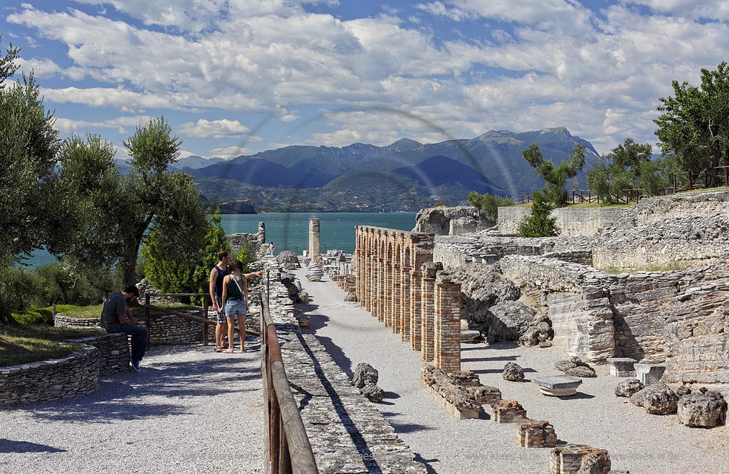 Sirmione, die Grotten des Katull, imposante Ueberreste einer roemischen Villa  aus dem 1. Jahrhundert vor Christi, Landschaft mit Ruinen, mit Gardasee und Bergen im Hintergrund; Sirmione, the Caves of Catullus, impressive remains of a Roman villa, 1th Century A.D. landscape with Lake Garda and mountains in the background; Sirmione Le Grotte di Catullo, imponenti resti una villa romana 1 sec. d.C.