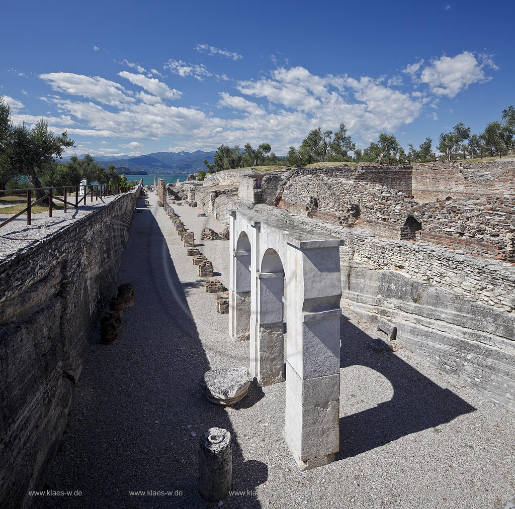 Sirmione, die Grotten des Katull, imposante Ueberreste einer roemischen Villa  aus dem 1. Jahrhundert vor Christi, Landschaft mit Ruinen, mit Gardasee und Bergen im Hintergrund; Sirmione, the Caves of Catullus, impressive remains of a Roman villa, 1th Century A.D. landscape with Lake Garda and mountains in the background; Sirmione Le Grotte di Catullo, imponenti resti una villa romana 1 sec. d.C.