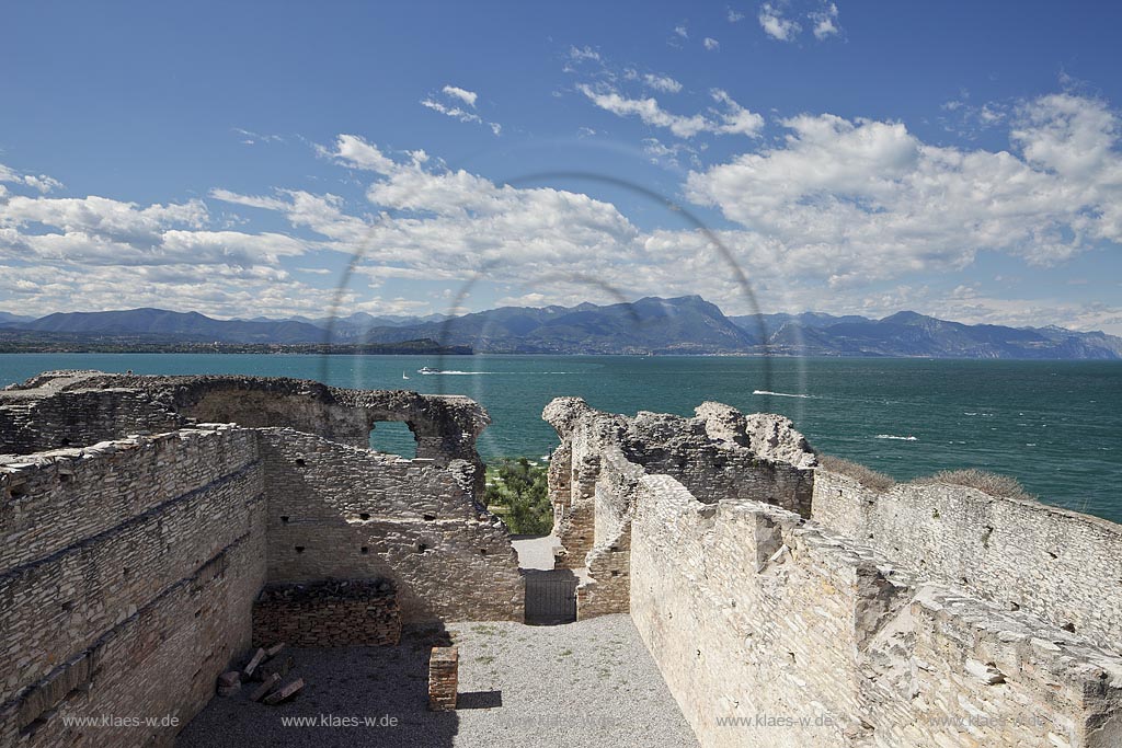 Sirmione, die Grotten des Katull, imposante Ueberreste einer roemischen Villa  aus dem 1. Jahrhundert vor Christi, Landschaft mit Ruinen, mit Gardasee und Bergen im Hintergrund; Sirmione, the Caves of Catullus, impressive remains of a Roman villa, 1th Century A.D. landscape with Lake Garda and mountains in the background; Sirmione Le Grotte di Catullo, imponenti resti una villa romana 1 sec. d.C.