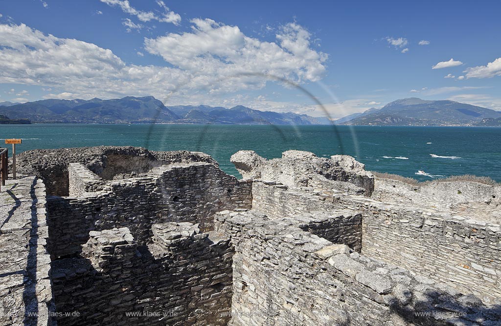 Sirmione, die Grotten des Katull, imposante Ueberreste einer roemischen Villa  aus dem 1. Jahrhundert vor Christi, Landschaft mit Ruinen, mit Gardasee und Bergen im Hintergrund; Sirmione, the Caves of Catullus, impressive remains of a Roman villa, 1th Century A.D. landscape with Lake Garda and mountains in the background; Sirmione Le Grotte di Catullo, imponenti resti una villa romana 1 sec. d.C.