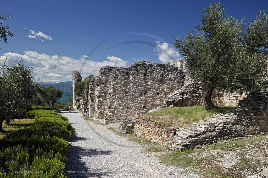 Sirmione, die Grotten des Katull, imposante Ueberreste einer roemischen Villa  aus dem 1. Jahrhundert vor Christi, Landschaft mit Ruinen, mit Gardasee und Bergen im Hintergrund; Sirmione, the Caves of Catullus, impressive remains of a Roman villa, 1th Century A.D. landscape with Lake Garda and mountains in the background; Sirmione Le Grotte di Catullo, imponenti resti una villa romana 1 sec. d.C.