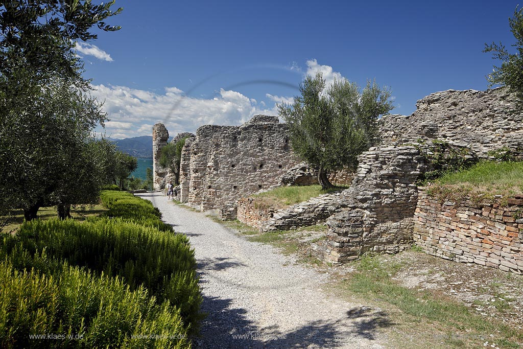 Sirmione, die Grotten des Katull, imposante Ueberreste einer roemischen Villa  aus dem 1. Jahrhundert vor Christi, Landschaft mit Ruinen, mit Gardasee und Bergen im Hintergrund; Sirmione, the Caves of Catullus, impressive remains of a Roman villa, 1th Century A.D. landscape with Lake Garda and mountains in the background; Sirmione Le Grotte di Catullo, imponenti resti una villa romana 1 sec. d.C.