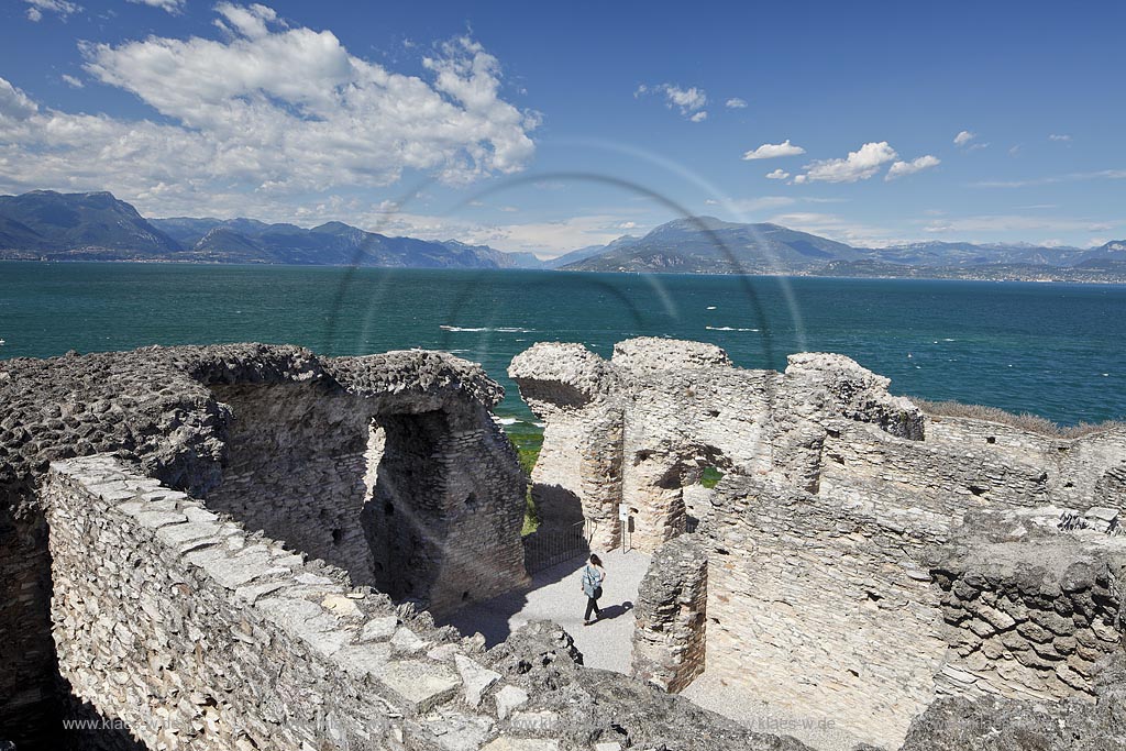 Sirmione, die Grotten des Katull, imposante Ueberreste einer roemischen Villa  aus dem 1. Jahrhundert vor Christi, Landschaft mit Ruinen, mit Gardasee und Bergen im Hintergrund; Sirmione, the Caves of Catullus, impressive remains of a Roman villa, 1th Century A.D. landscape with Lake Garda and mountains in the background; Sirmione Le Grotte di Catullo, imponenti resti una villa romana 1 sec. d.C.