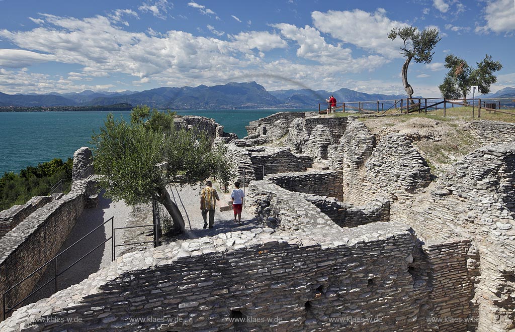 Sirmione, die Grotten des Katull, imposante Ueberreste einer roemischen Villa  aus dem 1. Jahrhundert vor Christi, Landschaft mit Ruinen, mit Gardasee und Bergen im Hintergrund; Sirmione, the Caves of Catullus, impressive remains of a Roman villa, 1th Century A.D. landscape with Lake Garda and mountains in the background; Sirmione Le Grotte di Catullo, imponenti resti una villa romana 1 sec. d.C.