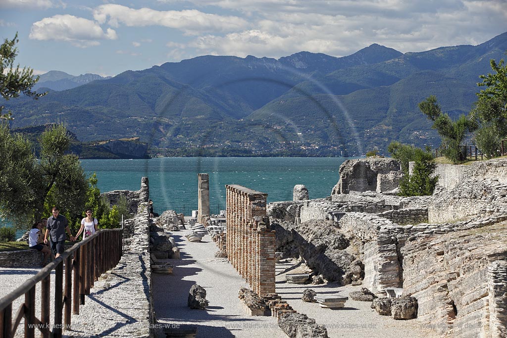 Sirmione, die Grotten des Katull, imposante Ueberreste einer roemischen Villa  aus dem 1. Jahrhundert vor Christi, Landschaft mit Ruinen, mit Gardasee und Bergen im Hintergrund; Sirmione, the Caves of Catullus, impressive remains of a Roman villa, 1th Century A.D. landscape with Lake Garda and mountains in the background; Sirmione Le Grotte di Catullo, imponenti resti una villa romana 1 sec. d.C.