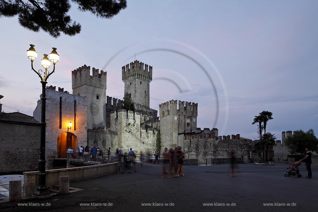 Sirmione, Blick zur Scaliger Burgwaehrend der blauen Stunde mit Illumination; Sirmione, view  to the Scaliger castle during blue hour, illuminated