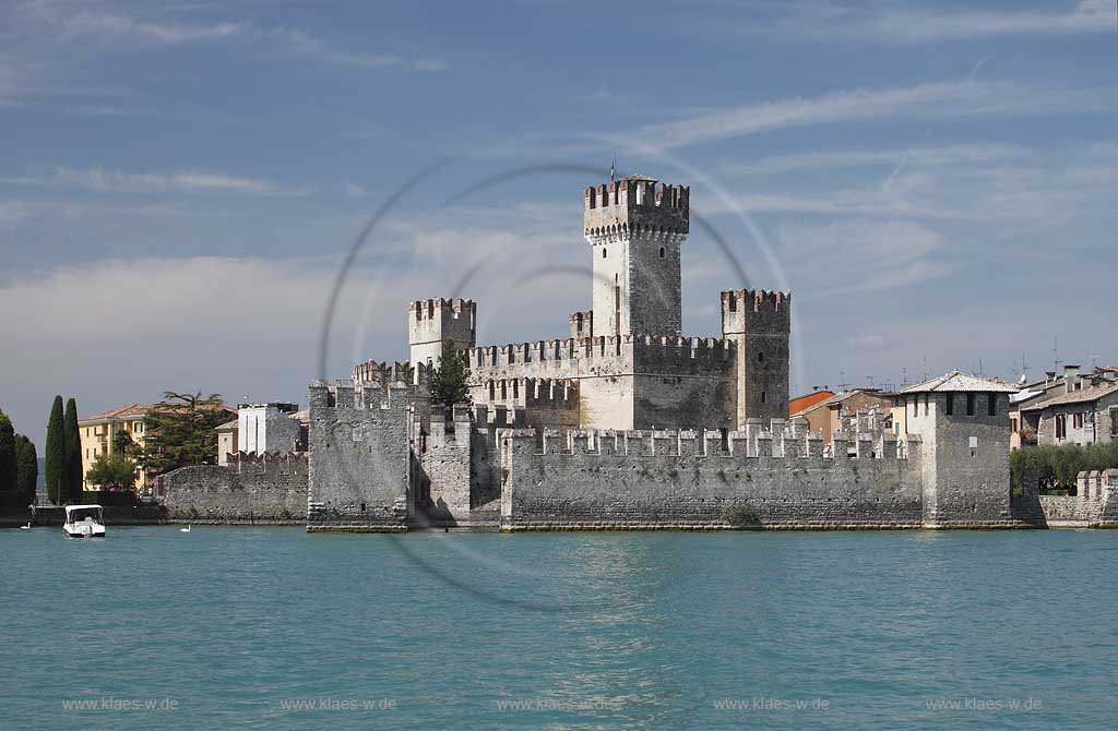 Sirmione, Blick vom Gardasee aus auf die Scaligerburg, Seeseite; Sirmione, view from lake Garda onto the Scaliger castle, lakefront.