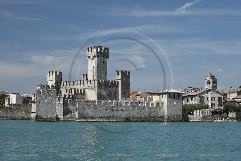 Sirmione, Blick vom Gardasee aus auf die Scaligerburg, Seeseite; Sirmione, view from lake Garda onto the Scaliger castle, lakefront.