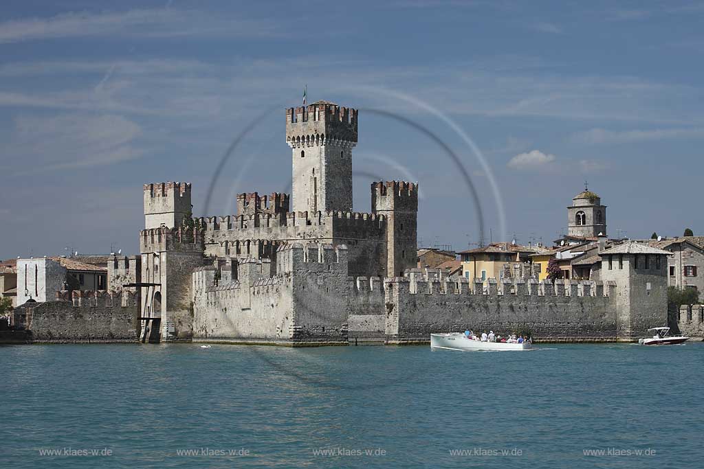 Sirmione, Blick vom Gardasee aus auf die Scaligerburg, Seeseite; Sirmione, view from lake Garda onto the Scaliger castle, lakefront.