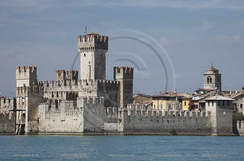 Sirmione, Blick vom Gardasee aus auf die Scaligerburg, Seeseite; Sirmione, view from lake Garda onto the Scaliger castle, lakefront.