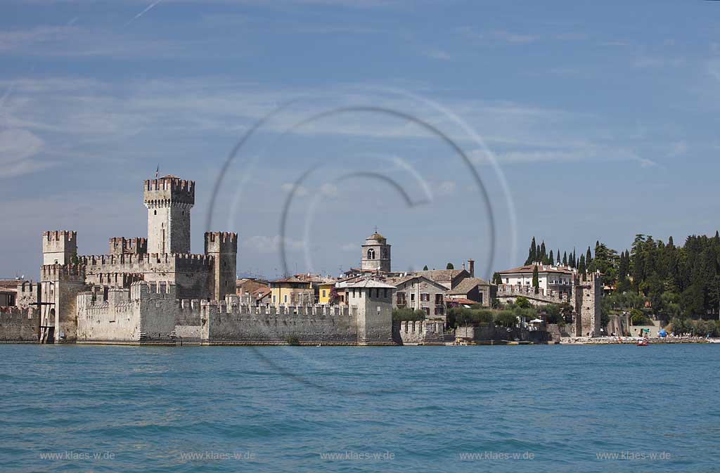 Sirmione, Blick vom Gardasee aus auf die Scaligerburg, Seeseite; Sirmione, view from lake Garda onto the Scaliger castle, lakefront.