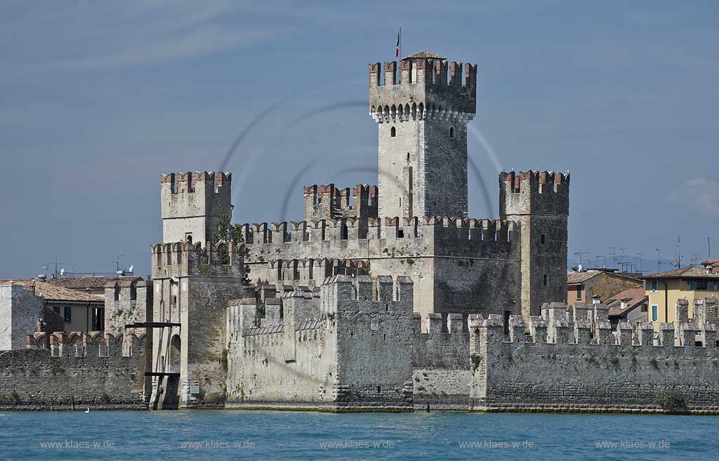 Sirmione, Blick vom Gardasee aus auf die Scaligerburg, Seeseite; Sirmione, view from lake Garda onto the Scaliger castle, lakefront.