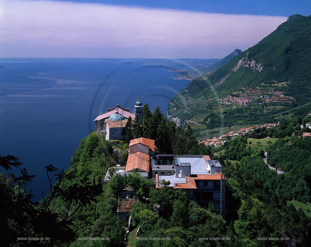 Tignal Madonna Di Monte Castello, Manerba de Garda, Region Lombardei, Provinz Brescia, Gardasee, Blick auf Schloss, Landschaft und Gardasee