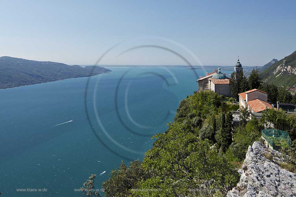 Tignale Santuario, Fernblick vom Monte Castello ueber die alte Wallfahrtskirche Madonna di Montecastello und den Gardasee bei guter Fernsicht; Tignale Santuario clear view from Monte Castello onto pilgimale church Madonna di Montecastello and Lake Garda