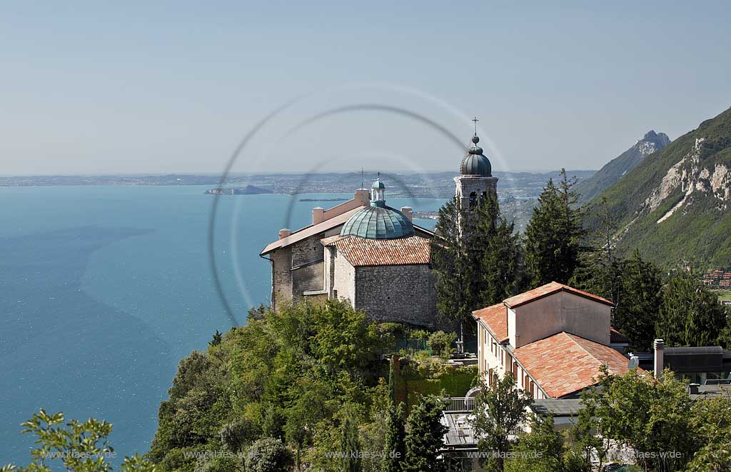 Tignale Santuario, Fernblick vom Monte Castello ueber die alte Wallfahrtskirche Madonna di Montecastello und den Gardasee bei guter Fernsicht; Tignale Santuario clear view from Monte Castello onto pilgimale church Madonna di Montecastello and Lake Garda