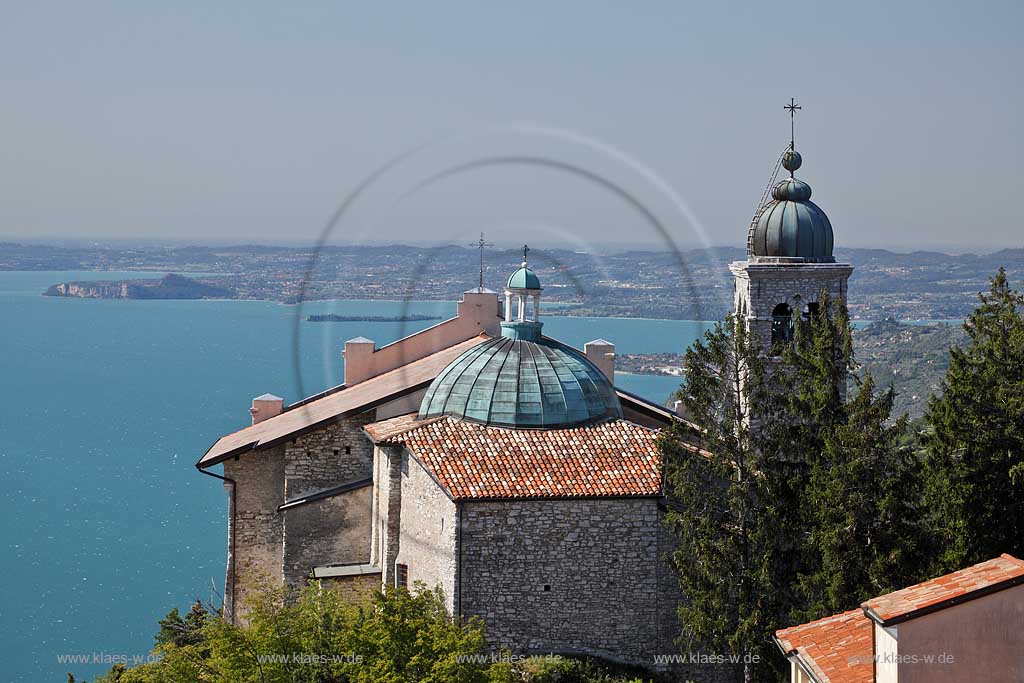 Tignale Santuario, Fernblick vom Monte Castello ueber die alte Wallfahrtskirche Madonna di Montecastello und den Gardasee bei guter Fernsicht; Tignale Santuario clear view from Monte Castello onto pilgimale church Madonna di Montecastello and Lake Garda