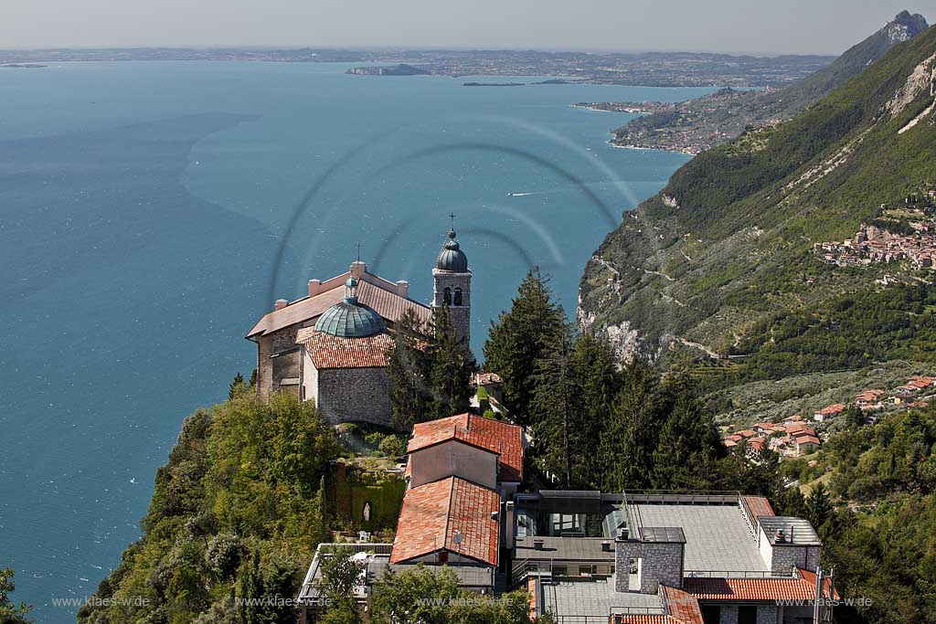 Tignale Santuario, Fernblick vom Monte Castello ueber die alte Wallfahrtskirche Madonna di Montecastello und den Gardasee bei guter Fernsicht; Tignale Santuario clear view from Monte Castello onto pilgimale church Madonna di Montecastello and Lake Garda
