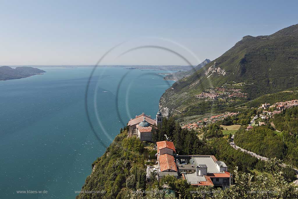 Tignale Santuario, Fernblick vom Monte Castello ueber die alte Wallfahrtskirche Madonna di Montecastello und den Gardasee bei guter Fernsicht; Tignale Santuario clear view from Monte Castello onto pilgimale church Madonna di Montecastello and Lake Garda