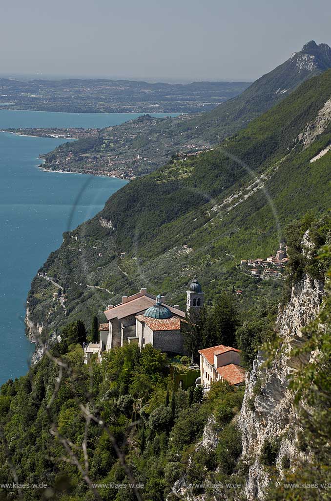 Tignale Santuario, Fernblick vom Monte Castello ueber die alte Wallfahrtskirche Madonna di Montecastello und die Tignaler Hochebense mit dem Gardasee bei guter Fernsicht; Tignale Santuario clear view from Monte Castello onto pilgrimale church Madonna di Montecastello and Lake Garda