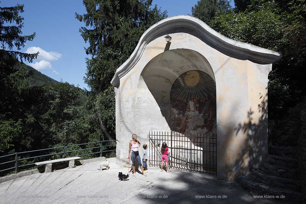 Tignale, Santuario della Madonne di Montecastello, Kreuzwegstation auf dem Weg zur Wallfahrtskirche in Tignale; Tignale, Santuario della Madonne di Montecastello,  pilgrims church in Tignale, Station of the way of the cross.