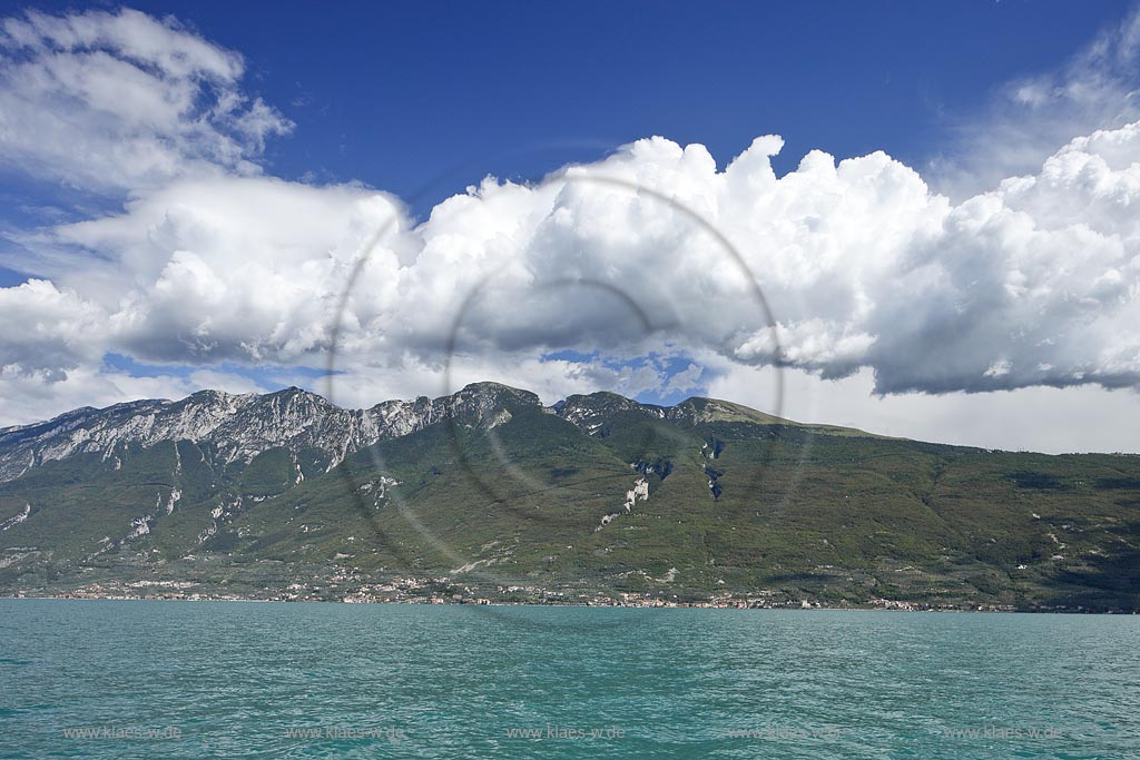 Monte Baldo Bergpanorama, Blick vom Gardasee zum Monte Balde Bermassiv an einem klaren Sommertag; View to Monte Baldo mass from Lake Garda