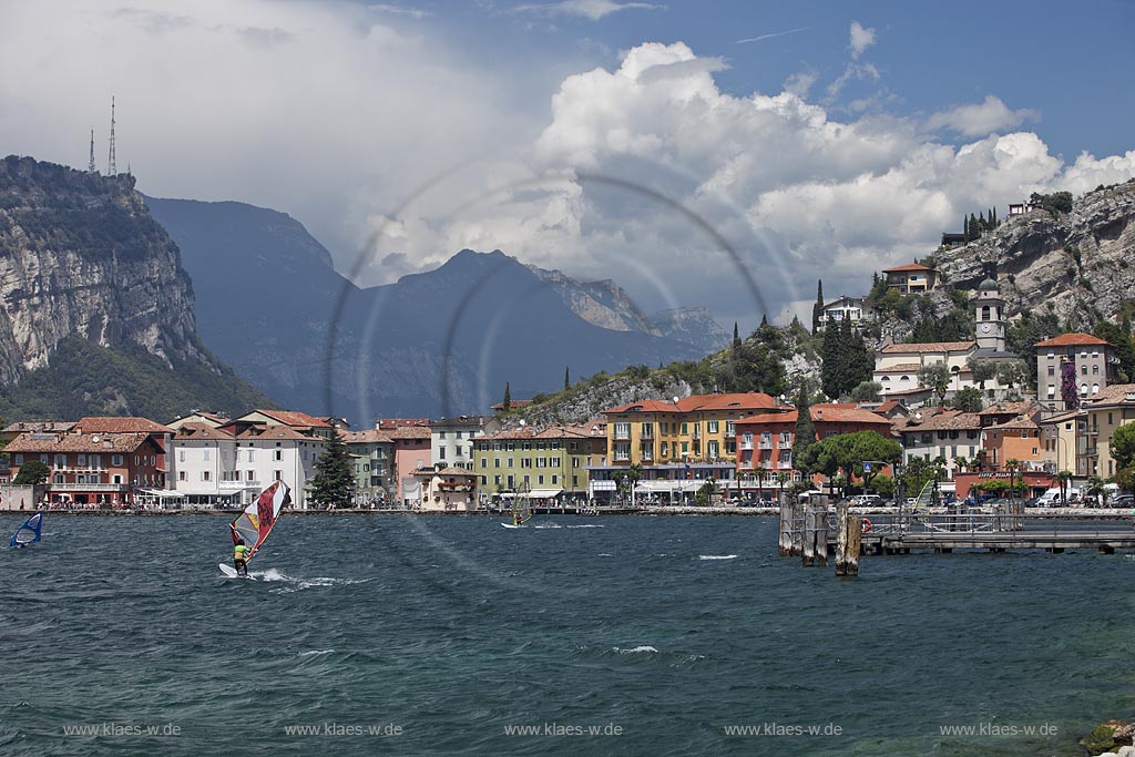 Torbole sul Garda, Blick ueber den Gardasee mit Surfern zum Ort mit Bergpanorama im Hintergrund; Torbole sul garda, view over the Lake Garda with surfers to the village with panorama of mountains in the background