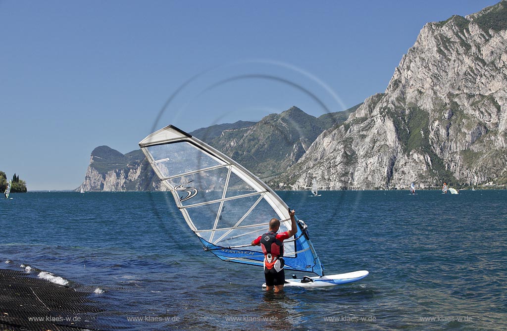 Torbole sul Garda, Circolo Velo Torbole, Blick ueber den Gardasee mit Surfern und  Bergkulisse im Hintergrund, tuerkis schimmernde Wasseroberflaeche, windig; Torbole sul Garda, Circolo Velo Torbole, view over the Lake Garda with wind surfers and mountains in the background, windy