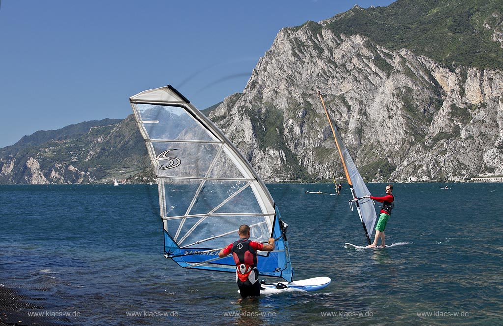 Torbole sul Garda, Circolo Velo Torbole, Blick ueber den Gardasee mit Surfern und  Bergkulisse im Hintergrund, tuerkis schimmernde Wasseroberflaeche, windig; Torbole sul Garda, Circolo Velo Torbole, view over the Lake Garda with wind surfers and mountains in the background, windy