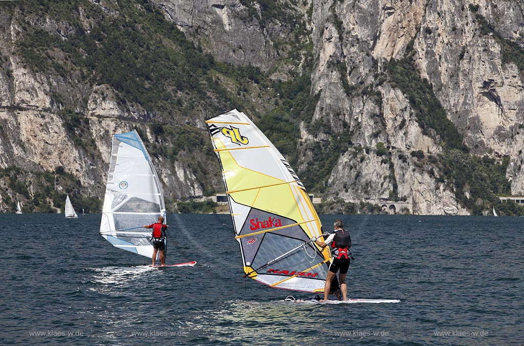 Torbole sul Garda, Circolo Velo Torbole, Blick ueber den Gardasee mit Surfern und  Felskulisse im Hintergrund, windig; Torbole sul Garda, Circolo Velo Torbole, view over the Lake Garda with wind surfers and rocks in the background, windy
